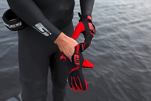 29082024
Casey Mommer gears up, putting on gloves and other gear, for a ski jumping training session on a tiny secluded lake on the Manitoba prairie in August ahead of the World Over-35 Waterski Championships in Spain.
(Tim Smith/The Brandon Sun)