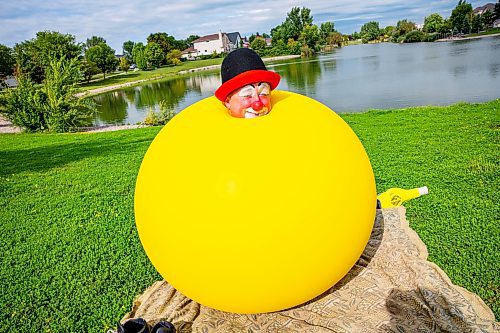 NIC ADAM / FREE PRESS
Charles Lauder aka Sleepy the Clown, pictured doing a trick at John H Coulter Park Thursday, is celebrating his 30th season clowning around this summer.
240829 - Thursday, August 29, 2024.

Reporter: AV Kitching