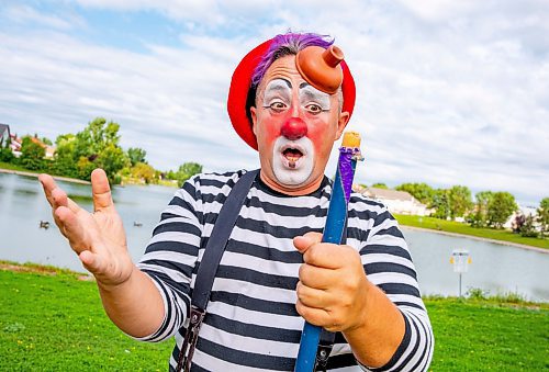 NIC ADAM / FREE PRESS
Charles Lauder aka Sleepy the Clown, pictured doing a trick at John H Coulter Park Thursday, is celebrating his 30th season clowning around this summer.
240829 - Thursday, August 29, 2024.

Reporter: AV Kitching