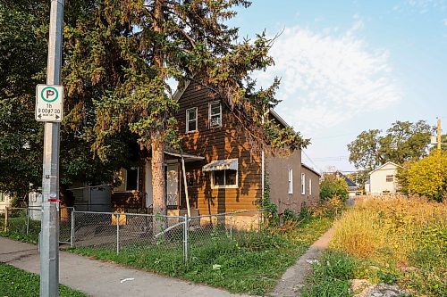 MIKE DEAL / FREE PRESS
Winnipeg Fire Paramedic Service rescued a person from a fire at a one-and-a-half storey house at 500 Young Street early Tuesday morning. 
The person was taken to hospital in critical condition.
240903 - Tuesday, September 3, 2024