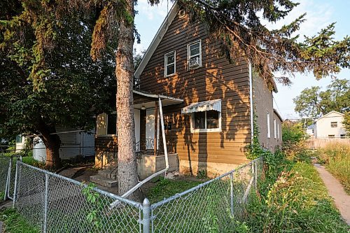 MIKE DEAL / FREE PRESS
Winnipeg Fire Paramedic Service rescued a person from a fire at a one-and-a-half storey house at 500 Young Street early Tuesday morning. 
The person was taken to hospital in critical condition.
240903 - Tuesday, September 3, 2024