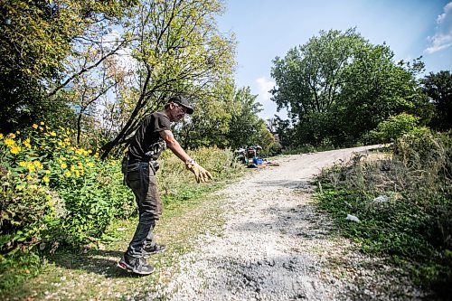 MIKAELA MACKENZIE / WINNIPEG FREE PRESS

Encampment resident Terry Johnsen explains where the police car hit the woman, who later died from her injuries, at Fort Rouge Park on Tuesday, Sept. 3, 2024. 

For Nicole story.
Winnipeg Free Press 2024