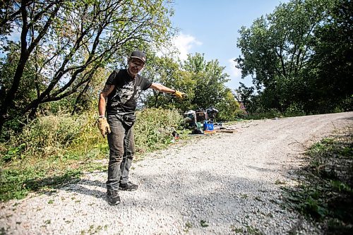 MIKAELA MACKENZIE / WINNIPEG FREE PRESS

Encampment resident Terry Johnsen points out where the police car hit the woman, who later died from her injuries, at Fort Rouge Park on Tuesday, Sept. 3, 2024. 

For Nicole story.
Winnipeg Free Press 2024