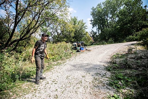 MIKAELA MACKENZIE / WINNIPEG FREE PRESS

Encampment resident Terry Johnsen explains where the police car hit the woman, who later died from her injuries, at Fort Rouge Park on Tuesday, Sept. 3, 2024. 

For Nicole story.
Winnipeg Free Press 2024