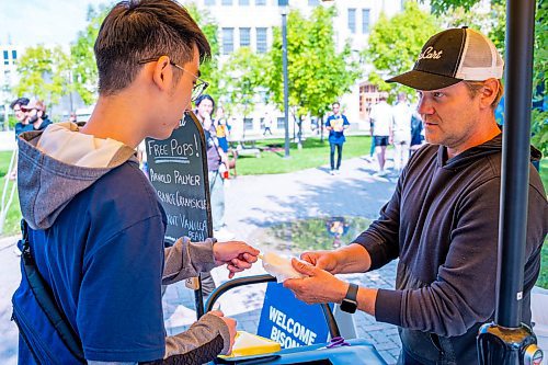 NIC ADAM / FREE PRESS
Pop Cart co-owner Shawn Vidal hands out free popsicles to new students at UofM during their fall orientation Tuesday.
240903 - Tuesday, September 03, 2024.

Reporter:?