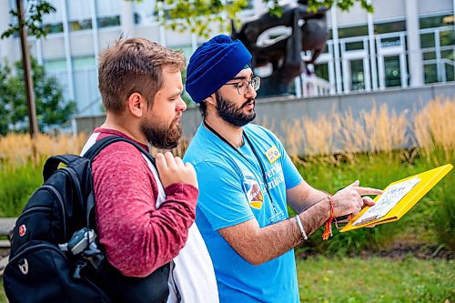 NIC ADAM / FREE PRESS
Orientation volunteer Darshan Singh gives directions towards the pep rally to second year ComSci student Dexter Sigurdson at UofM for their fall orientation Tuesday.
240903 - Tuesday, September 03, 2024.

Reporter:?