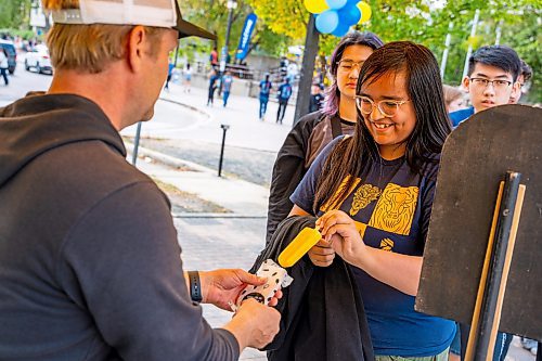 NIC ADAM / FREE PRESS
Pop Cart co-owner Shawn Vidal hands out free popsicles to new students at UofM during their fall orientation Tuesday.
240903 - Tuesday, September 03, 2024.

Reporter:?