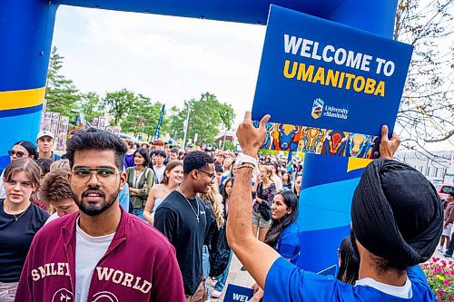 NIC ADAM / FREE PRESS
Orientation volunteer and third year student Prabhnoor Singh welcomes students to UofM during their fall orientation Tuesday.
240903 - Tuesday, September 03, 2024.

Reporter:?