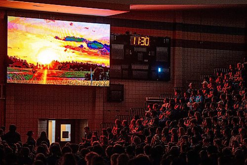 NIC ADAM / FREE PRESS
First year students watch a welcome video at the pep rally in the IG Athletic Centre at UofM during their fall orientation Tuesday.
240903 - Tuesday, September 03, 2024.

Reporter:?