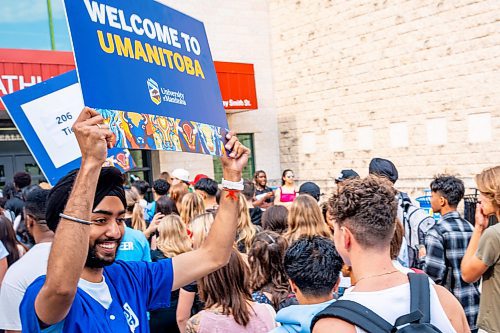 NIC ADAM / FREE PRESS
Orientation volunteer and third year student Prabhnoor Singh welcomes students to UofM during their fall orientation Tuesday.
240903 - Tuesday, September 03, 2024.

Reporter:?