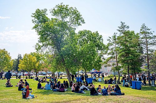 NIC ADAM / FREE PRESS
First year students eat lunch on the St. Paul's College Lawn at UofM during their fall orientation Tuesday.
240903 - Tuesday, September 03, 2024.

Reporter:?