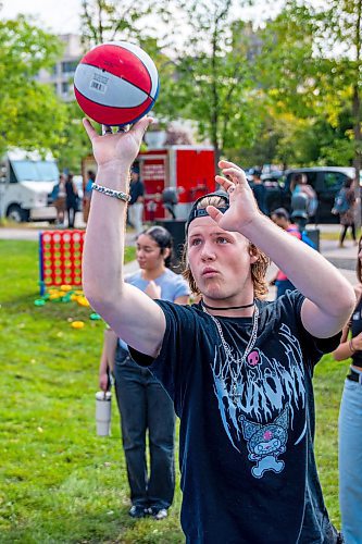 NIC ADAM / FREE PRESS
First year engineering student Reese Flood plays an inflatable basketball game at UofM during their fall orientation Tuesday.
240903 - Tuesday, September 03, 2024.

Reporter:?