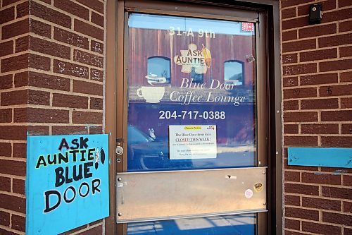 A sign on the front door of the Ask Auntie Blue Door says the drop-in centre is closed this week. (Colin Slark/The Brandon Sun)