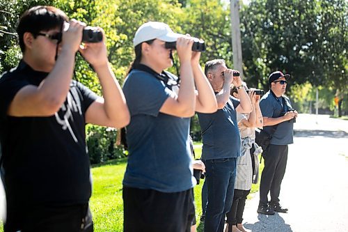 MIKAELA MACKENZIE / WINNIPEG FREE PRESS

Lyle Ford looks through his binoculars during the University of Manitoba Indigenous Birding Club&#x573; weekly birding walk on Friday, Aug. 30, 2024. 

For Eva story.
Winnipeg Free Press 2024