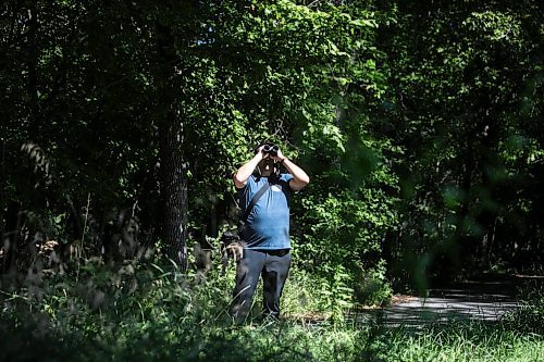 MIKAELA MACKENZIE / WINNIPEG FREE PRESS

Co-founder Justin Rasmussen leads the University of Manitoba Indigenous Birding Club on their weekly birding walk on Friday, Aug. 30, 2024. 

For Eva story.
Winnipeg Free Press 2024