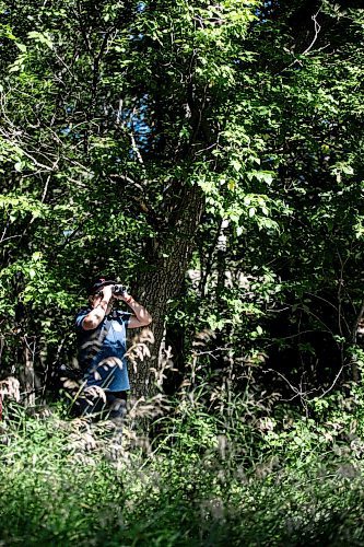 MIKAELA MACKENZIE / WINNIPEG FREE PRESS

Co-founder Justin Rasmussen leads the University of Manitoba Indigenous Birding Club on their weekly birding walk on Friday, Aug. 30, 2024. 

For Eva story.
Winnipeg Free Press 2024