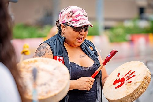 NIC ADAM / FREE PRESS
Protester Miranda Ross plays a drum in the intersection of Portage and Main early Wednesday afternoon after Tammy Bateman was struck and killed by a police vehicle at a homeless encampment.
240904 - Wednesday, September 04, 2024.

Reporter: Nicole