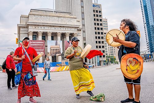 NIC ADAM / FREE PRESS
Protesters play in a drum circle in the intersection of Portage and Main early Wednesday afternoon after Tammy Bateman was struck and killed by a police vehicle at a homeless encampment.
240904 - Wednesday, September 04, 2024.

Reporter: Nicole