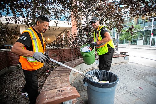 MIKAELA MACKENZIE / WINNIPEG FREE PRESS

Downtown Winnipeg BIZ Enviro Team members Jeremy Roulette (left) and Jim Main clean trash up at the corner of Carlton and Graham on Wednesday, Sept. 4, 2024. 

For Malak story.
Winnipeg Free Press 2024