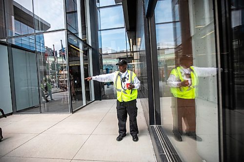 MIKAELA MACKENZIE / WINNIPEG FREE PRESS

Downtown security worker Abdi Nooh talks about trash near the Manitoba Hydro building on Wednesday, Sept. 4, 2024. 

For Malak story.
Winnipeg Free Press 2024