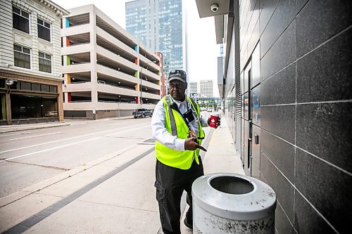 MIKAELA MACKENZIE / WINNIPEG FREE PRESS

Downtown security worker Abdi Nooh points out problematic trash bins, where garbage is often strewn about, near the Manitoba Hydro building on Wednesday, Sept. 4, 2024. 

For Malak story.
Winnipeg Free Press 2024