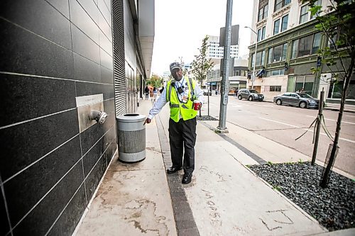 MIKAELA MACKENZIE / WINNIPEG FREE PRESS

Downtown security worker Abdi Nooh points out pee marks on the sidewalk near the Manitoba Hydro building on Wednesday, Sept. 4, 2024. 

For Malak story.
Winnipeg Free Press 2024