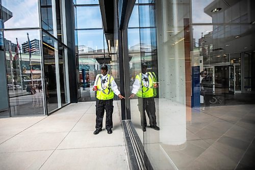 MIKAELA MACKENZIE / WINNIPEG FREE PRESS

Downtown security worker Abdi Nooh points out where he often stops folks from peeing near the Manitoba Hydro building on Wednesday, Sept. 4, 2024. 

For Malak story.
Winnipeg Free Press 2024