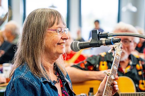 NIC ADAM / FREE PRESS
Debbie Tonner plays her banjo at lively bluegrass jam Friday morning in the Lake Trail Family Restaurant in Anola, MB.
240906 - Friday, September 06, 2024.

Reporter: ?