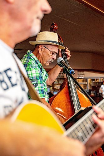 NIC ADAM / FREE PRESS
Don Wiebe plays the double bass at a lively bluegrass jam Friday morning in the Lake Trail Family Restaurant in Anola, MB.
240906 - Friday, September 06, 2024.

Reporter: ?