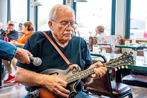 NIC ADAM / FREE PRESS
Peter Doerksen plays the mandolin at a lively bluegrass jam Friday morning in the Lake Trail Family Restaurant in Anola, MB.
240906 - Friday, September 06, 2024.

Reporter: ?