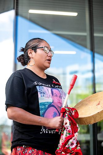 MIKAELA MACKENZIE / WINNIPEG FREE PRESS

Louise Menow, friend of William Ahmo, drums and sings outside of the law courts on Friday, Sept. 6, 2024. 

For Chris story.
Winnipeg Free Press 2024