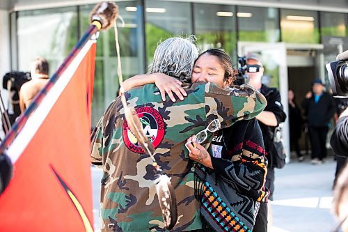 MIKAELA MACKENZIE / WINNIPEG FREE PRESS

Louise Menow, friend of William Ahmo, hugs First Nation Indigenous Warrior Joseph Munro outside of the law courts on Friday, Sept. 6, 2024. 

For Chris story.
Winnipeg Free Press 2024