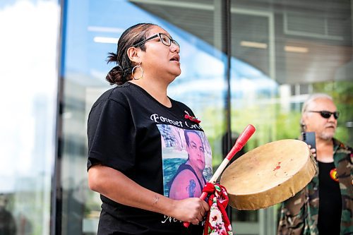 MIKAELA MACKENZIE / WINNIPEG FREE PRESS

Louise Menow, friend of William Ahmo, drums and sings outside of the law courts on Friday, Sept. 6, 2024. 

For Chris story.
Winnipeg Free Press 2024