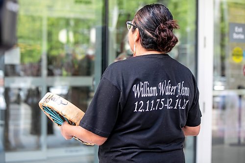 MIKAELA MACKENZIE / WINNIPEG FREE PRESS

Louise Menow, friend of William Ahmo, drums and sings outside of the law courts on Friday, Sept. 6, 2024. 

For Chris story.
Winnipeg Free Press 2024