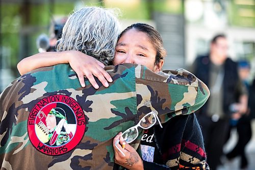 MIKAELA MACKENZIE / WINNIPEG FREE PRESS

Louise Menow, friend of William Ahmo, hugs First Nation Indigenous Warrior Joseph Munro outside of the law courts on Friday, Sept. 6, 2024. 

For Chris story.
Winnipeg Free Press 2024