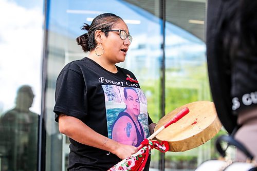 MIKAELA MACKENZIE / WINNIPEG FREE PRESS

Louise Menow, friend of William Ahmo, drums and sings outside of the law courts on Friday, Sept. 6, 2024. 

For Chris story.
Winnipeg Free Press 2024