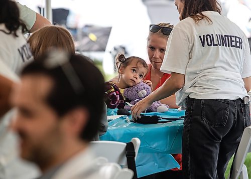 JOHN WOODS / FREE PRESS
Tara Kennedy and her daughter Abigail get their bear checked out at the Teddy Bears&#x2019; Picnic in Assiniboine Park  Sunday, September 8, 2024. 

Reporter: tyler