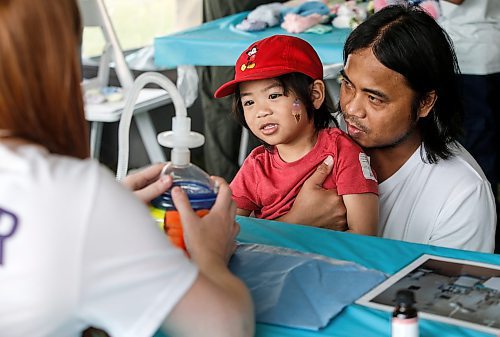 JOHN WOODS / FREE PRESS
Julius Quijano and son Jamie get their bear a little oxygen at the Teddy Bears&#x2019; Picnic in Assiniboine Park  Sunday, September 8, 2024. 

Reporter: tyler