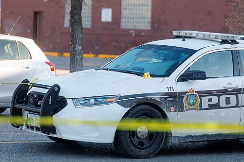 MIKE DEAL / WINNIPEG FREE PRESS
Winnipeg Police forensics unit at Broadway and Sherbrook Avenue Monday morning a scene that includes a police car.
Traffic is blocked going east on Broadway and down to one lane westbound.
231016 - Monday, October 16, 2023.