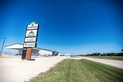 MIKAELA MACKENZIE / WINNIPEG FREE PRESS

A row of new businesses on Caron Road, just west of the Perimeter, on Monday, Sept. 9, 2024. 

For Gabby story.
Winnipeg Free Press 2024