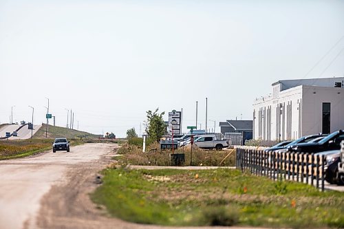 MIKAELA MACKENZIE / WINNIPEG FREE PRESS

A row of new businesses on Caron Road, just west of the Perimeter, on Monday, Sept. 9, 2024. 

For Gabby story.
Winnipeg Free Press 2024