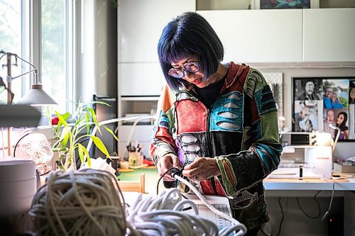 MIKAELA MACKENZIE / WINNIPEG FREE PRESS

Karen Kerr, who makes baskets, vases, and bowls and bags from ropes, works in her home studio on Monday, Sept. 9, 2024. 

For AV story.
Winnipeg Free Press 2024