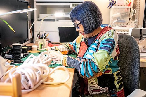 MIKAELA MACKENZIE / WINNIPEG FREE PRESS

Karen Kerr, who makes baskets, vases, and bowls and bags from ropes, works in her home studio on Monday, Sept. 9, 2024. 

For AV story.
Winnipeg Free Press 2024