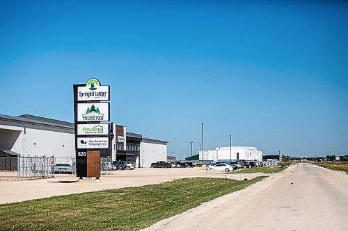 MIKAELA MACKENZIE / WINNIPEG FREE PRESS

A row of new businesses on Caron Road, just west of the Perimeter, on Monday, Sept. 9, 2024. 

For Gabby story.
Winnipeg Free Press 2024