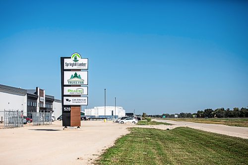 MIKAELA MACKENZIE / WINNIPEG FREE PRESS

A row of new businesses on Caron Road, just west of the Perimeter, on Monday, Sept. 9, 2024. 

For Gabby story.
Winnipeg Free Press 2024