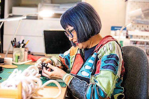 MIKAELA MACKENZIE / WINNIPEG FREE PRESS

Karen Kerr, who makes baskets, vases, and bowls and bags from ropes, works in her home studio on Monday, Sept. 9, 2024. 

For AV story.
Winnipeg Free Press 2024