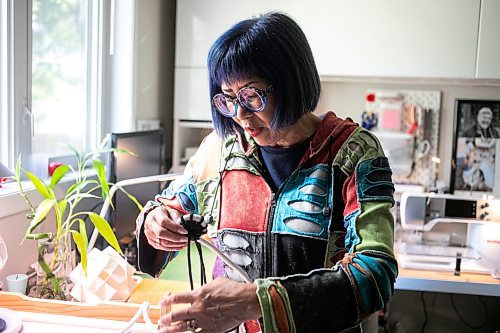 MIKAELA MACKENZIE / WINNIPEG FREE PRESS

Karen Kerr, who makes baskets, vases, and bowls and bags from ropes, works in her home studio on Monday, Sept. 9, 2024. 

For AV story.
Winnipeg Free Press 2024