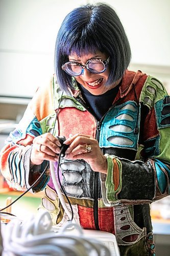 MIKAELA MACKENZIE / WINNIPEG FREE PRESS

Karen Kerr, who makes baskets, vases, and bowls and bags from ropes, works in her home studio on Monday, Sept. 9, 2024. 

For AV story.
Winnipeg Free Press 2024