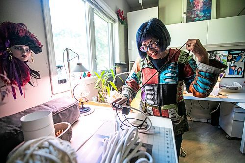 MIKAELA MACKENZIE / WINNIPEG FREE PRESS

Karen Kerr, who makes baskets, vases, and bowls and bags from ropes, works in her home studio on Monday, Sept. 9, 2024. 

For AV story.
Winnipeg Free Press 2024