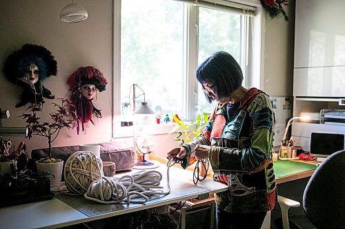 MIKAELA MACKENZIE / WINNIPEG FREE PRESS

Karen Kerr, who makes baskets, vases, and bowls and bags from ropes, works in her home studio on Monday, Sept. 9, 2024. 

For AV story.
Winnipeg Free Press 2024